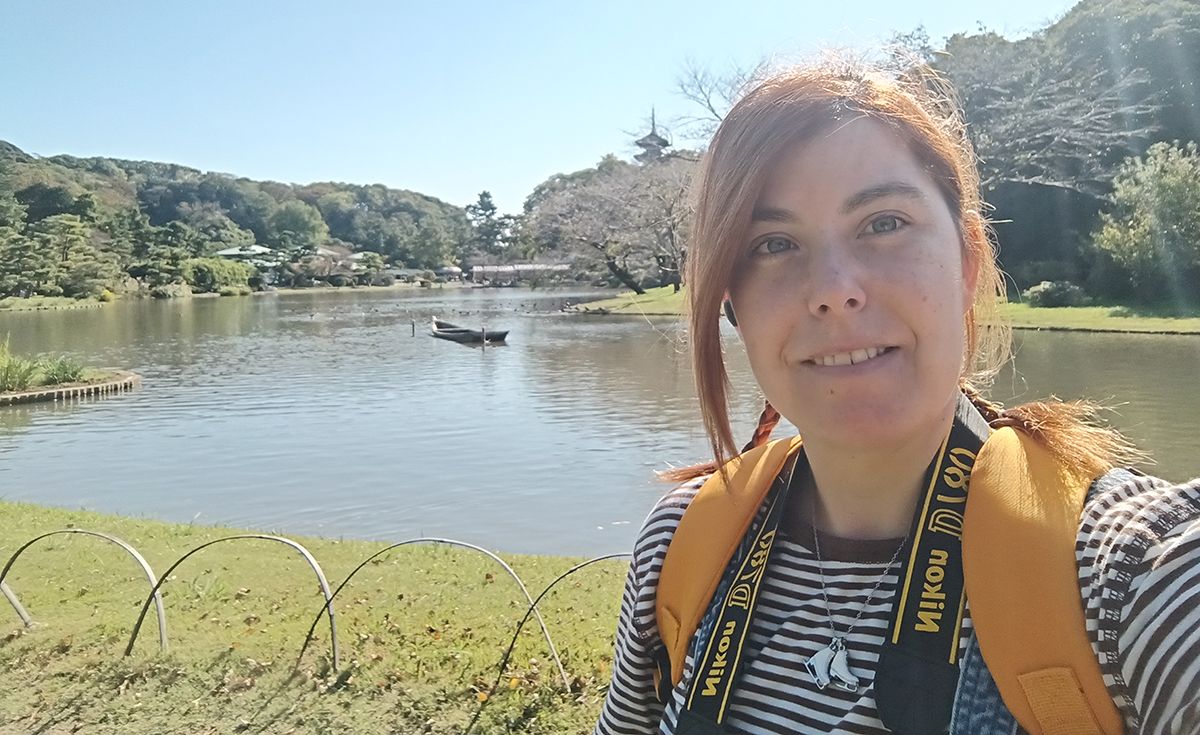 La autora del sitio Andrea Fernández Suárez en los jardines Sankeien Garden de Yokohama, Japón