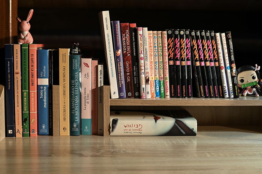 Imagen de un escritorio con varios mangas y novelas ambientadas en Japón