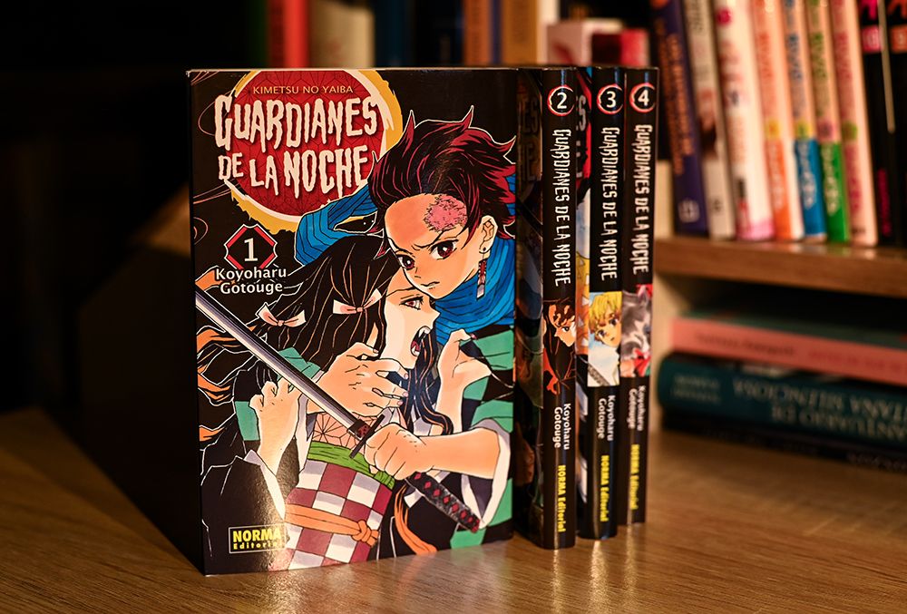 Varios tomos del manga Guardianes de la noche, de Koyoharu Gotouge