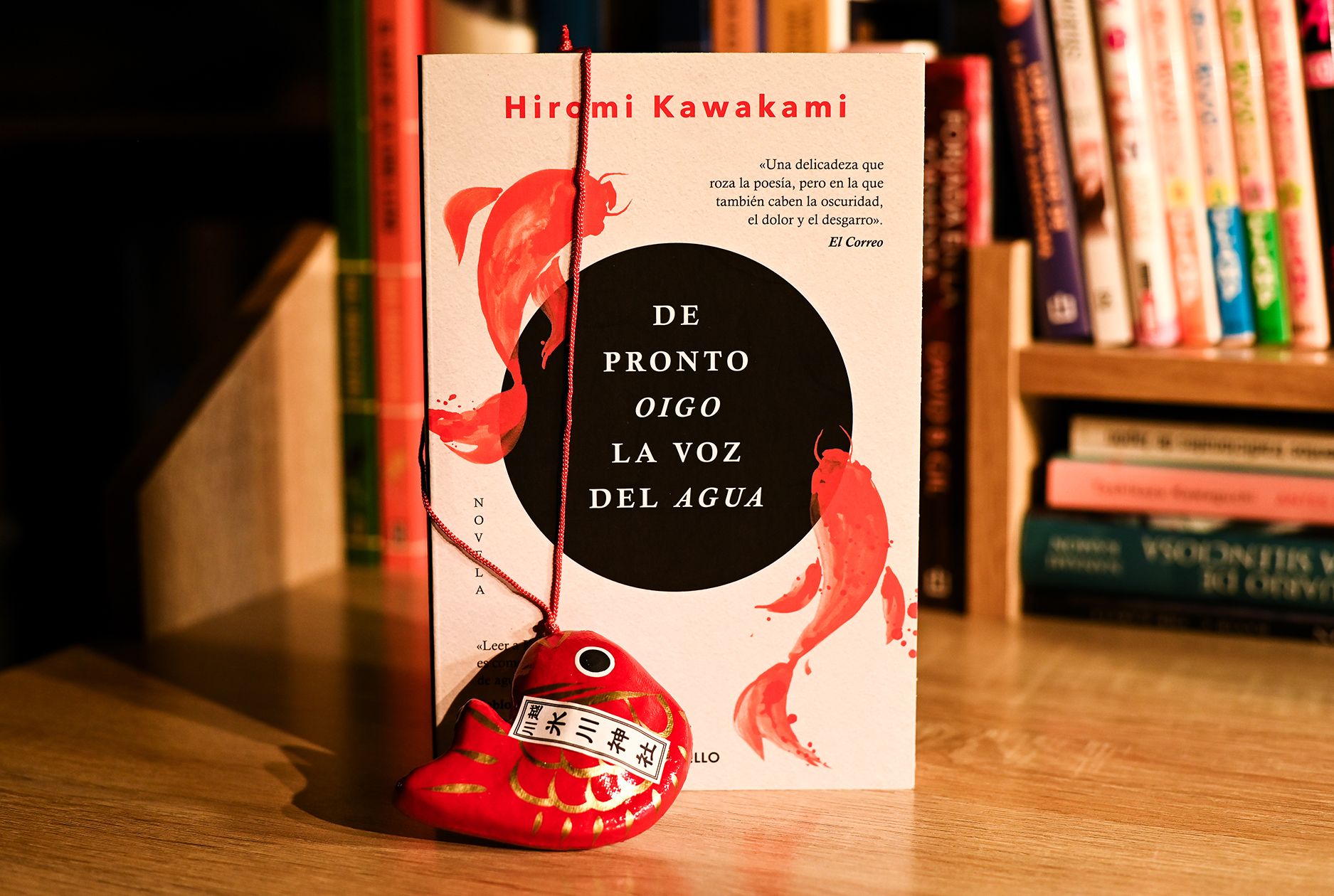 Portada de la novela De pronto oigo la voz del agua, de Hiromi Kawakami